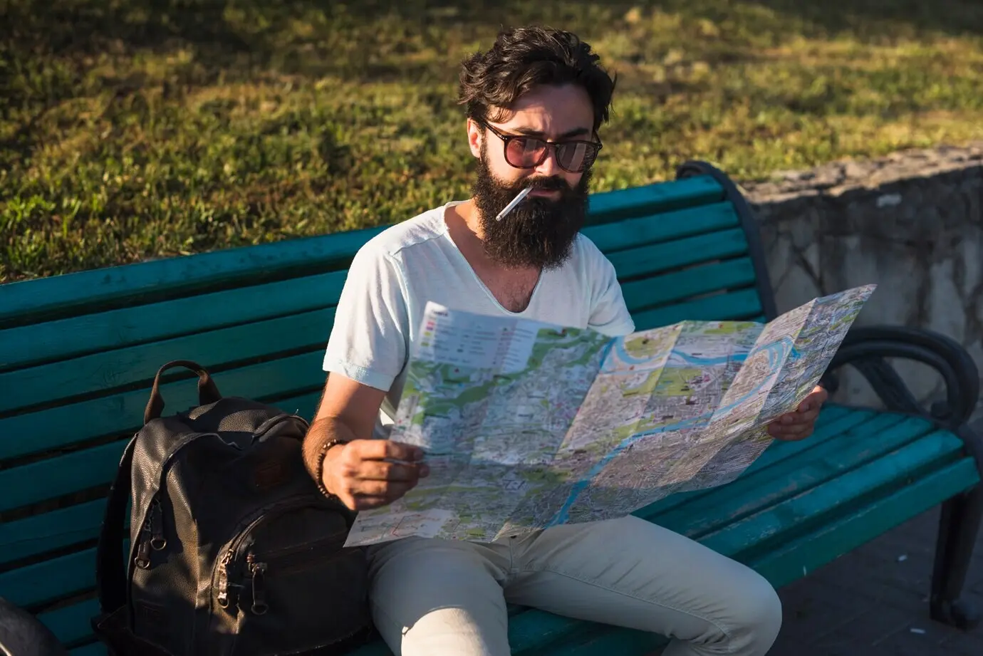 Hipster im Urlaub auf einer Bank