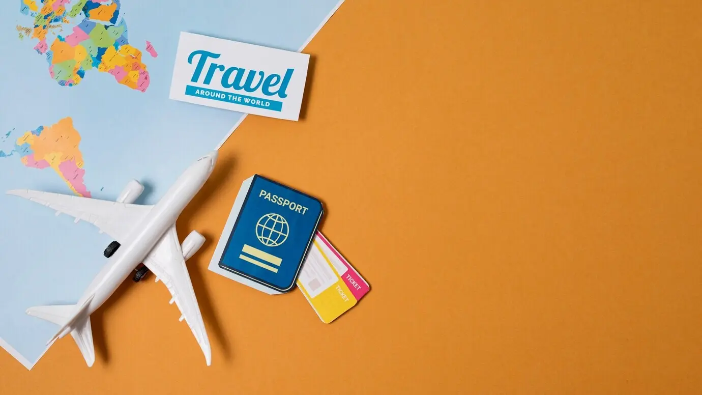 Konzeptuelles Arrangement zum Thema „Wieder reisen“ mit Freiraum für Text.